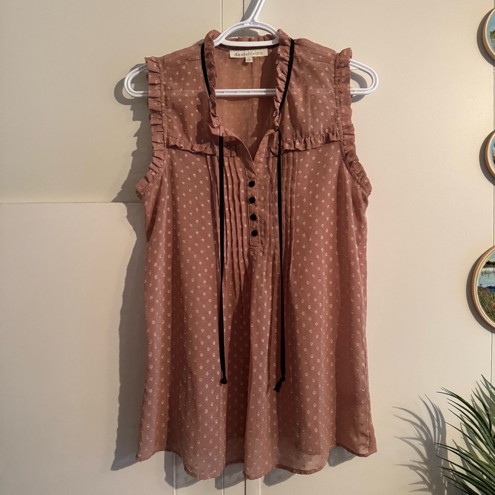 DANIEL RAINN Sleeveless Blouse with Ruffle Trim M